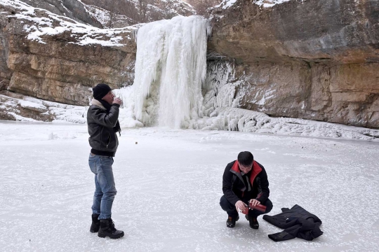 Cuaca ekstrem, air terjun di Kosovo membeku