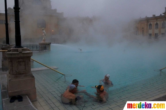 Foto : Menikmati kehangatan berenang di kolam relaksasi 