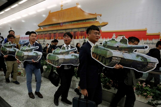 Begini aksi massa protes pembangunan Istana Beijing di Hong Kong