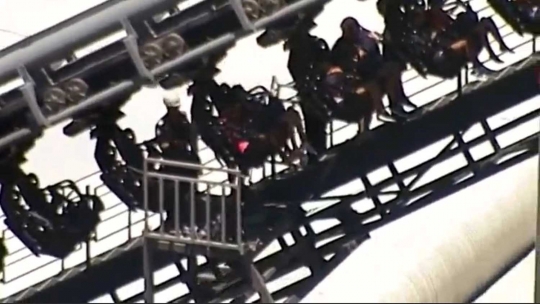 Penyelamatan dramatis wisatawan terjebak di puncak roller coaster