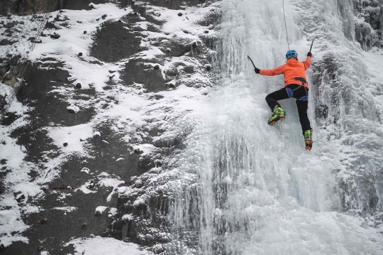 Uji adrenalin memanjat air terjun beku di Metabief