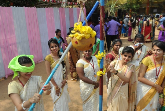 Intip wanita-wanita cantik India rayakan festival panen Tamil
