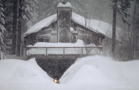 Parahnya salju di Nevada kubur rumah warga