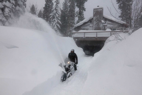 Parahnya salju di Nevada kubur rumah warga