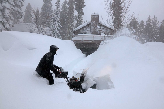 Parahnya salju di Nevada kubur rumah warga