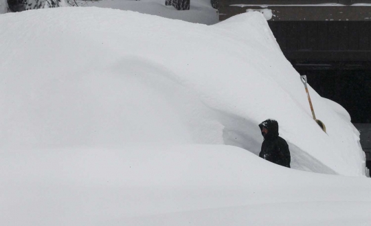 Parahnya salju di Nevada kubur rumah warga