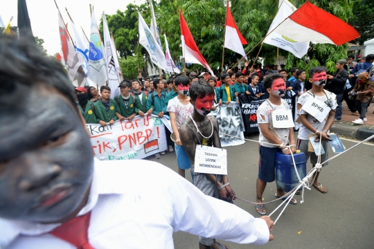 Ratusan mahasiswa geruduk Istana tolak kenaikan harga BBM & listrik