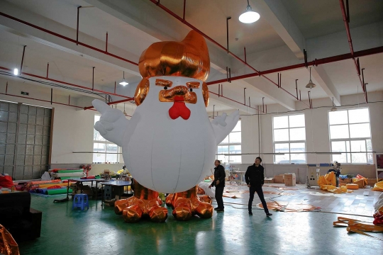 Ayam karet berwajah Trump ini disiapkan untuk meriahkan Imlek China