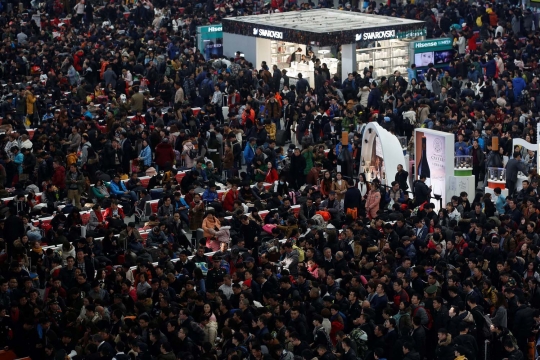 Penampakan padatnya stasiun di China jelang Imlek