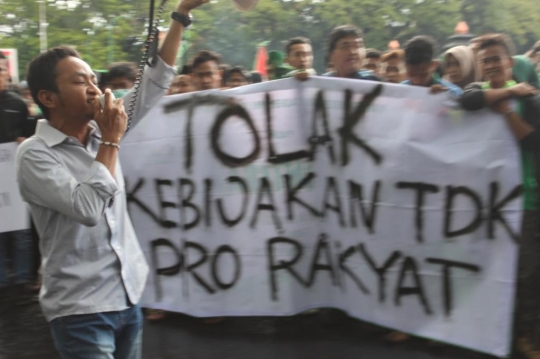 Teatrikal lempar koin memprotes kebijakan baru Jokowi-JK di Malang