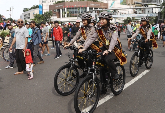 Aksi Polwan bersepeda amankan Car Free Day