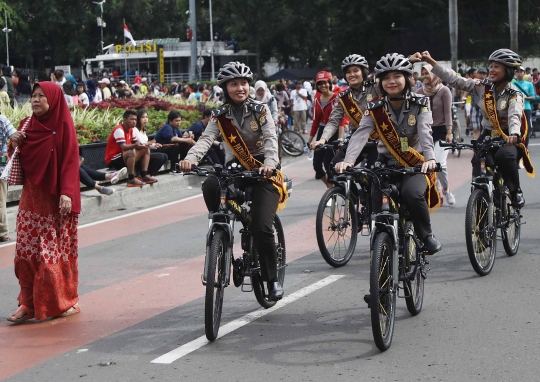Aksi Polwan bersepeda amankan Car Free Day