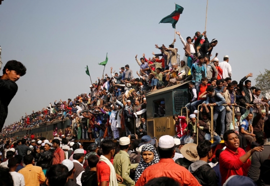 Penampakan lautan manusia penuhi kereta di Bangladesh