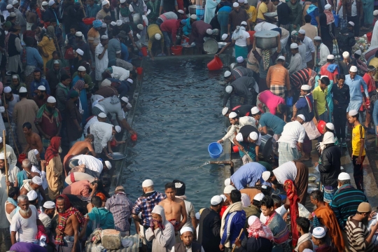Penampakan lautan manusia penuhi kereta di Bangladesh