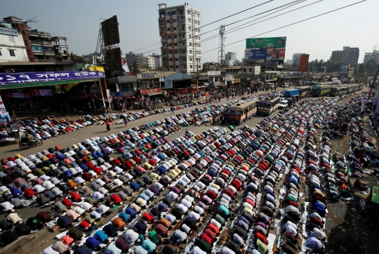 Penampakan lautan manusia penuhi kereta di Bangladesh