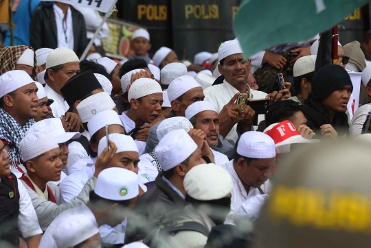 Aksi massa FPI saat kepung akses Mabes Polri