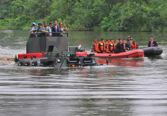Hujan-hujanan, Jokowi jajal panser Anoa di danau