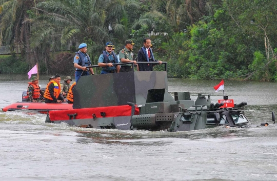 Hujan-hujanan, Jokowi jajal panser Anoa di danau