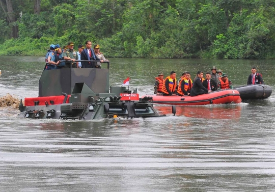 Hujan-hujanan, Jokowi jajal panser Anoa di danau