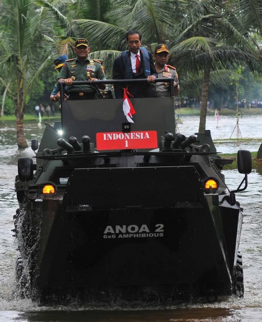 Hujan-hujanan, Jokowi jajal panser Anoa di danau