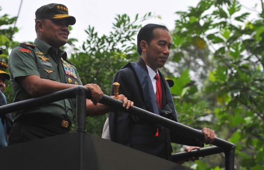 Hujan-hujanan, Jokowi jajal panser Anoa di danau
