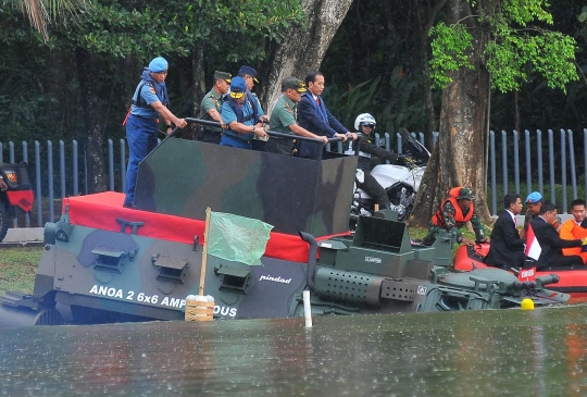 Hujan-hujanan, Jokowi jajal panser Anoa di danau