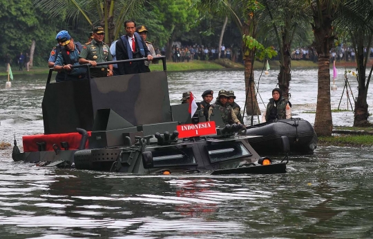 Hujan-hujanan, Jokowi jajal panser Anoa di danau