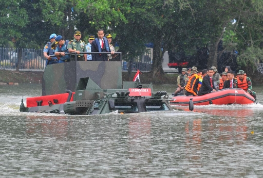 Hujan-hujanan, Jokowi jajal panser Anoa di danau