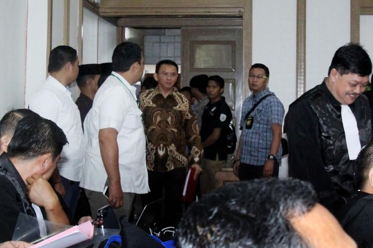 Ekspresi Ahok ketika kembali jalani sidang di PN Jakarta Pusat