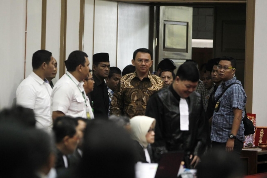 Ekspresi Ahok ketika kembali jalani sidang di PN Jakarta Pusat
