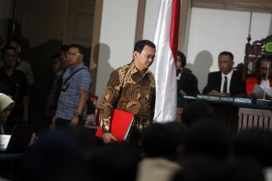 Ekspresi Ahok ketika kembali jalani sidang di PN Jakarta Pusat