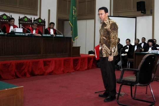 Ekspresi Ahok ketika kembali jalani sidang di PN Jakarta Pusat