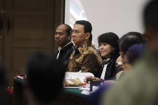 Ekspresi Ahok ketika kembali jalani sidang di PN Jakarta Pusat