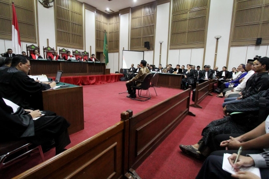 Ekspresi Ahok ketika kembali jalani sidang di PN Jakarta Pusat