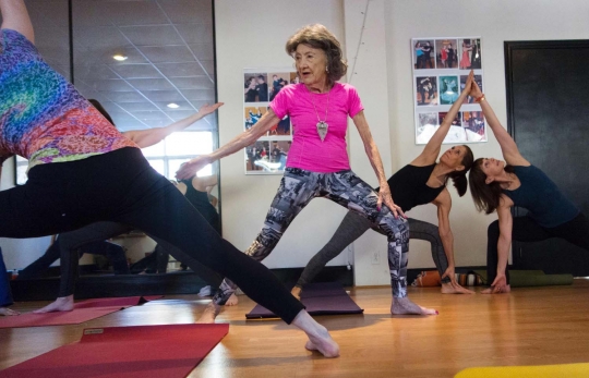 Mengenal instruktur yoga tertua di dunia