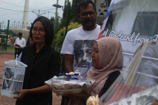 Ini 'Postcard from Heaven', kartu pos Munir untuk Jokowi