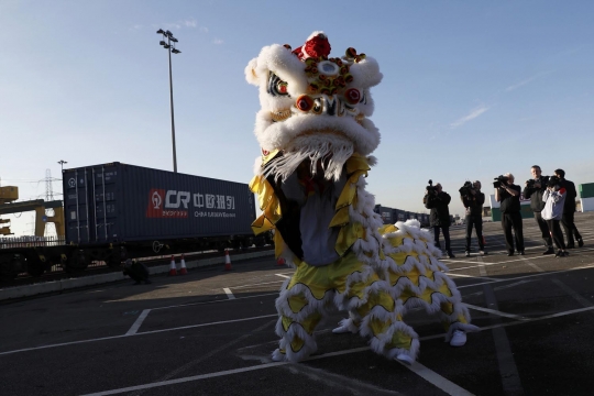 Usai tempuh 18 hari, kereta pertama China-Inggris tiba di London