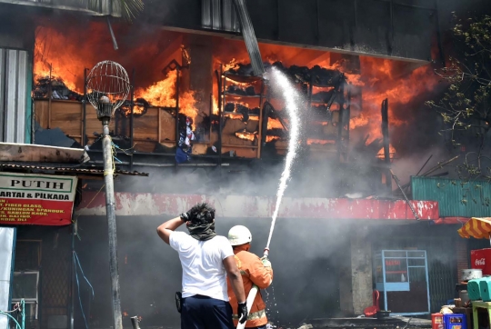 Wajah lelah petugas damkar saat atasi kebakaran Pasar Senen