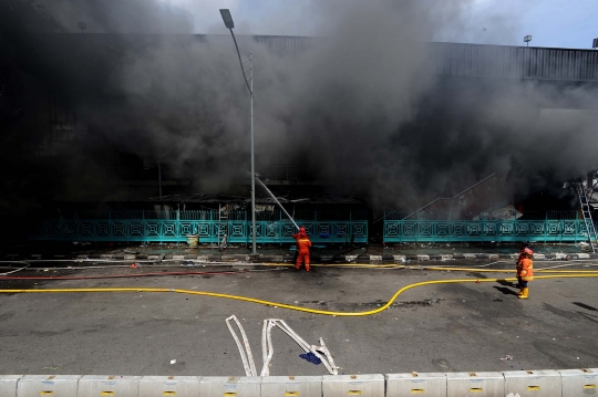 Menjelang sore, kebakaran hebat di Pasar Senen tak kunjung padam