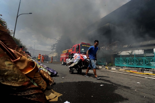 Menjelang sore, kebakaran hebat di Pasar Senen tak kunjung padam
