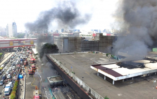 Menjelang sore, kebakaran hebat di Pasar Senen tak kunjung padam