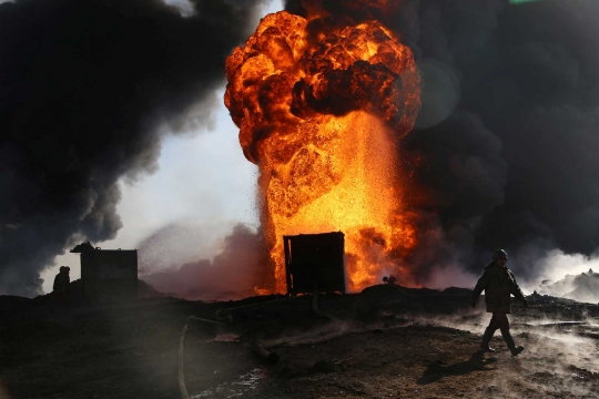 Sumur minyak Qayyara yang dibakar ISIS membara bak gunung meletus