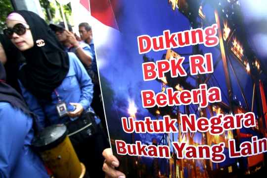 Puluhan pekerja JICT geruduk Kantor BPK