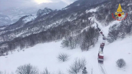 Penampakan hotel di Italia terkubur longsor salju