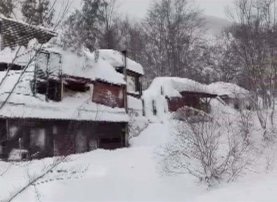 Penampakan hotel di Italia terkubur longsor salju