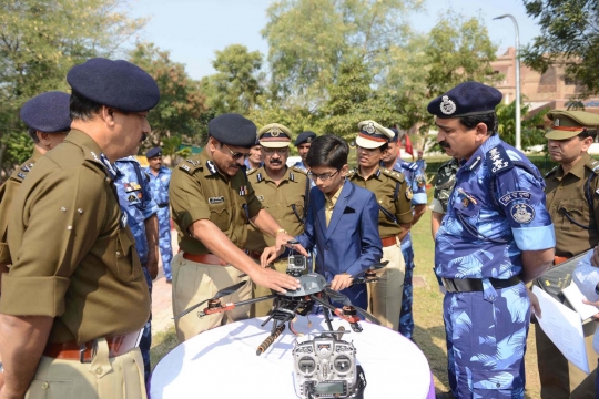 Fantastis, bocah 14 tahun ini ciptakan drone canggih untuk polisi