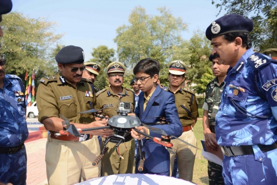 Fantastis, bocah 14 tahun ini ciptakan drone canggih untuk polisi