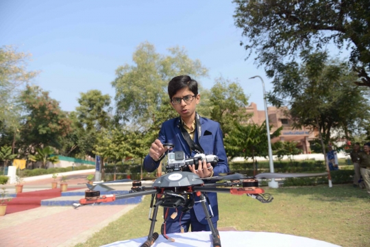 Fantastis, bocah 14 tahun ini ciptakan drone canggih untuk polisi