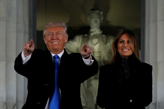 Tawa sumringah Trump ketika berdiri di depan patung Abraham Lincoln