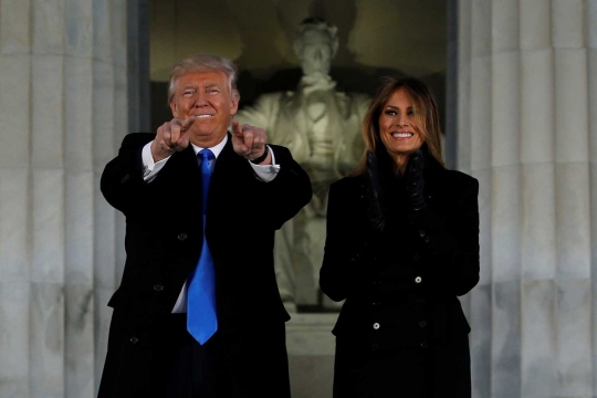 Tawa sumringah Trump ketika berdiri di depan patung Abraham Lincoln